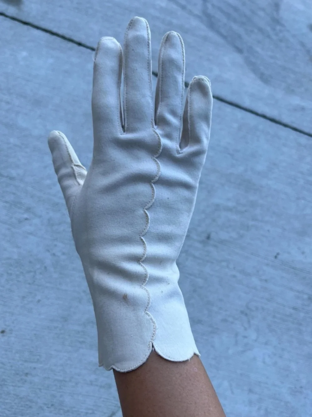 VINTAGE WHITE SCALLOPED COTTON GLOVES